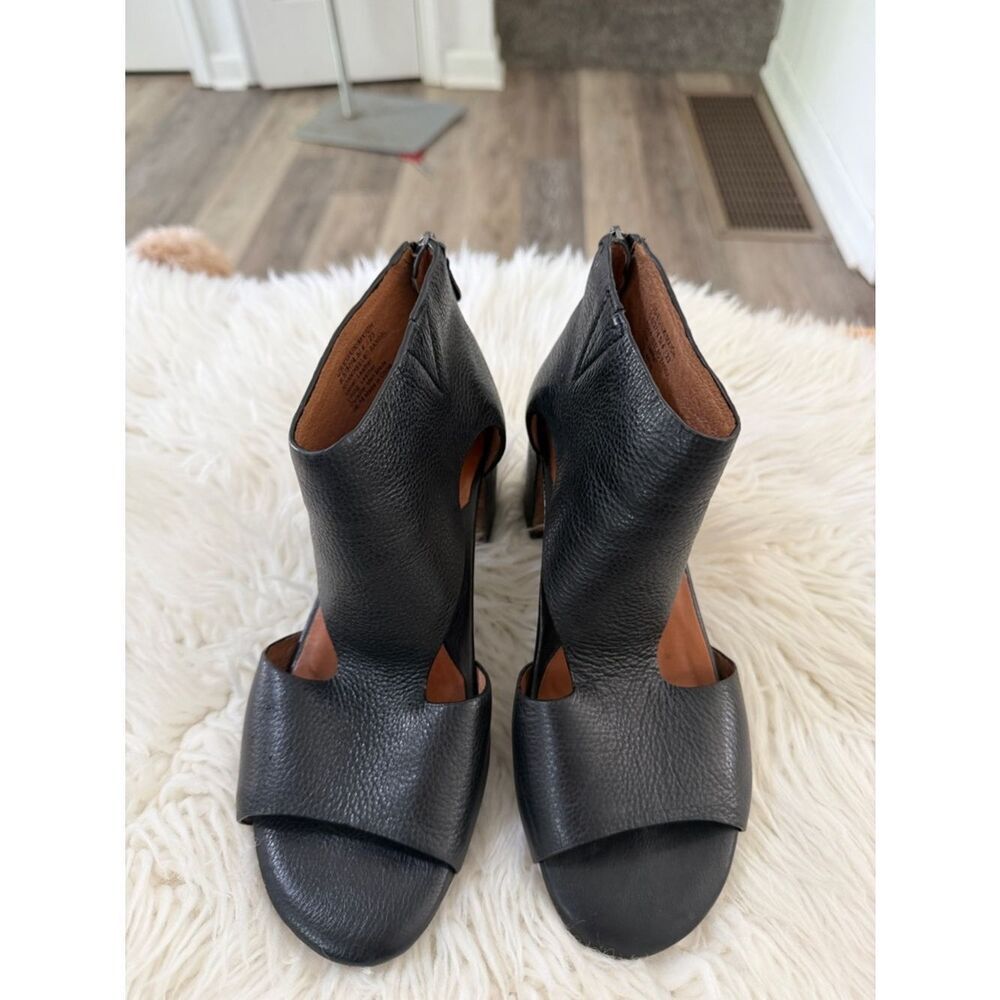 Gentle Souls Keneth Cole Black Leather Cutout High Heel Sandals Size 6.5 - Picture 1 of 10